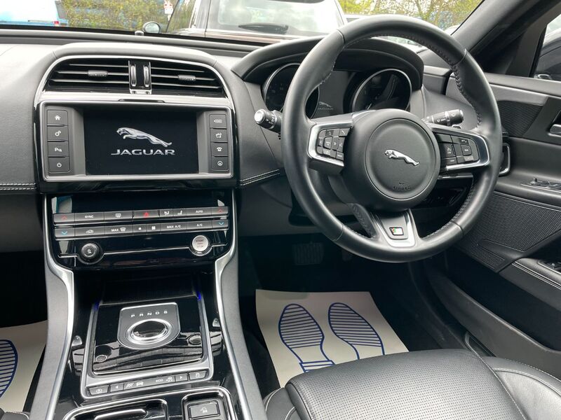 JAGUAR XE